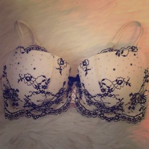 A VICTORIA’S SECRET black lace sexy push up bra